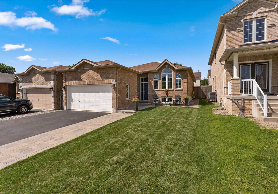 16-white-crescent-barrie-ontario-s5723271