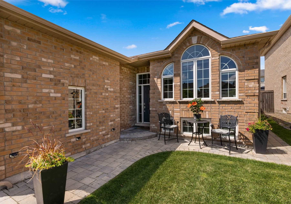 16-white-crescent-barrie-ontario-s5723271
