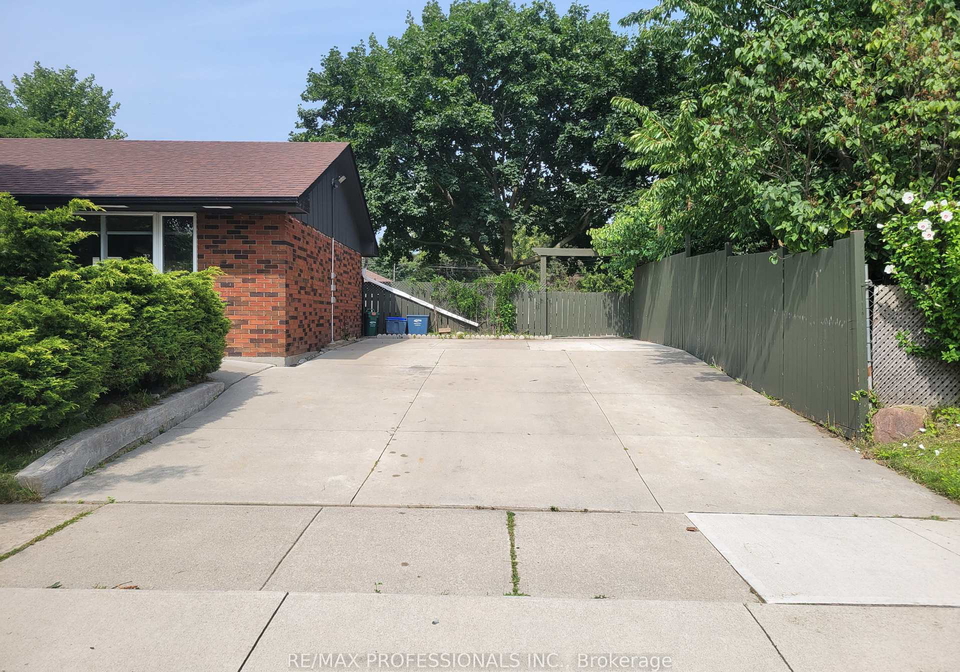 1411-charles-drive-burlington-ontario-w12114453