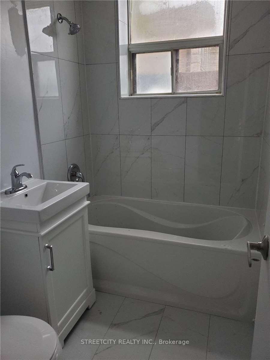 19broadway-street-mississauga-ontario-w12143414