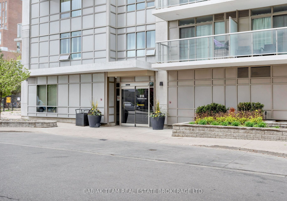 816-lansdowne-avenue-toronto-ontario-w12173067