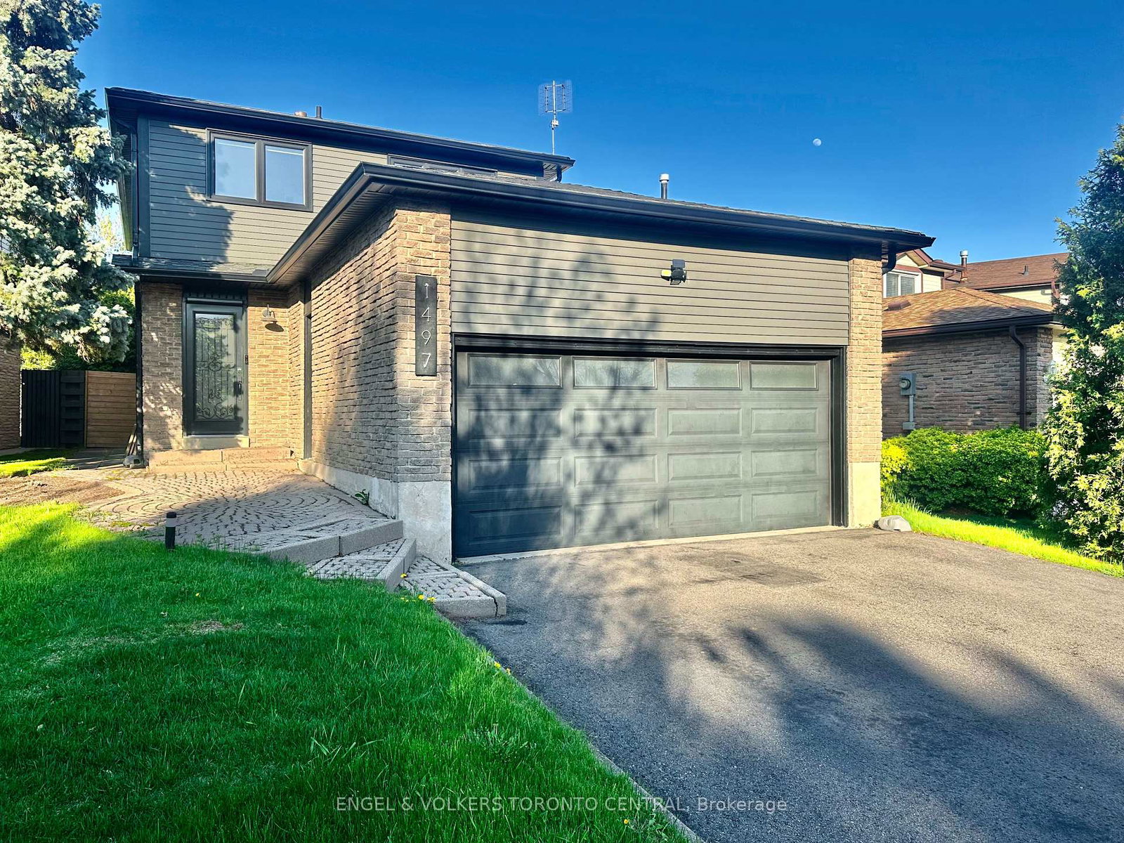 1497-lancaster-drive-oakville-ontario-w12177764