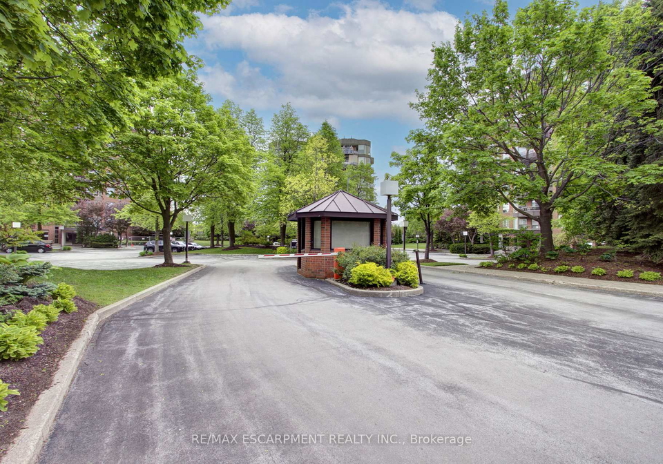 1903-pilgrims-way-oakville-ontario-w12183943