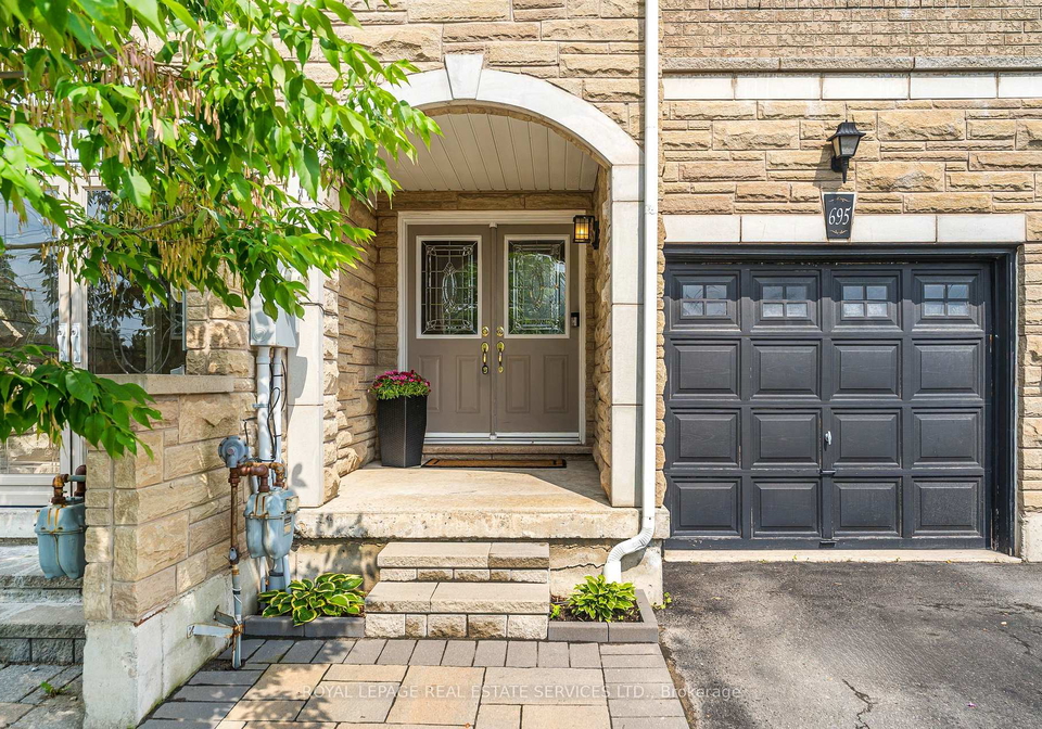 695-candlestick-circle-mississauga-ontario-w12215354