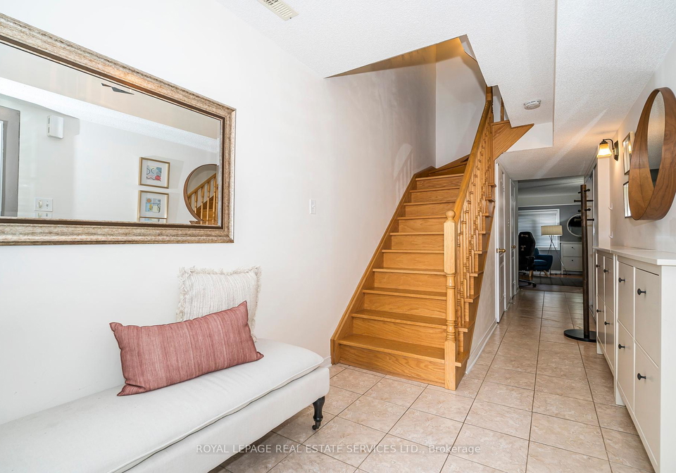 695-candlestick-circle-mississauga-ontario-w12215354