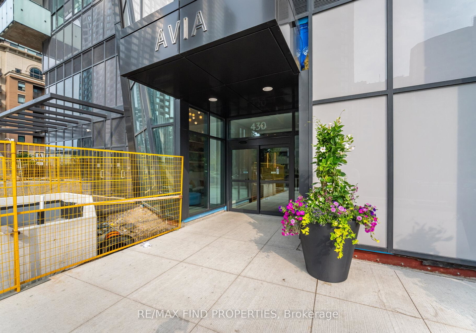 square-one-drive-mississauga-ontario-w12217536