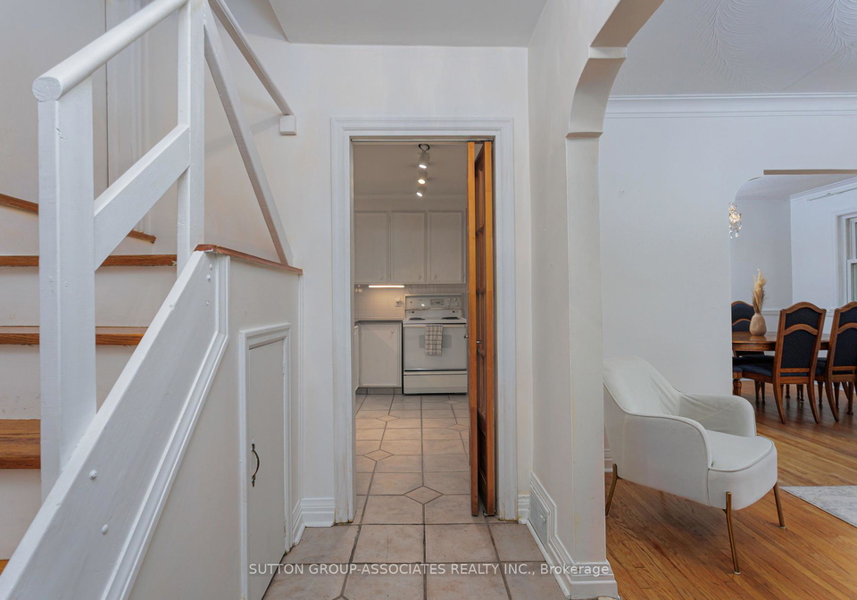 8-monkton-avenue-etobicoke-ontario-w12222484