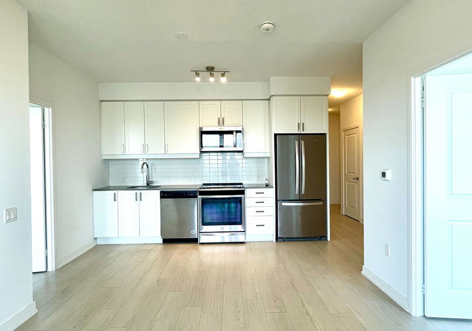 8-nahani-way-mississauga-ontario-w12228091
