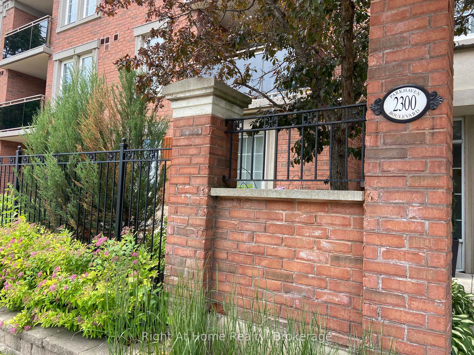 2300-parkhaven-boulevard-oakville-ontario-w12232397