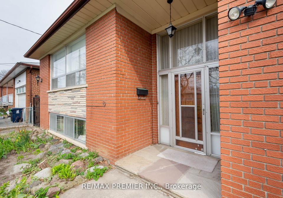 28-whitfield-avenue-york-ontario-w12240561