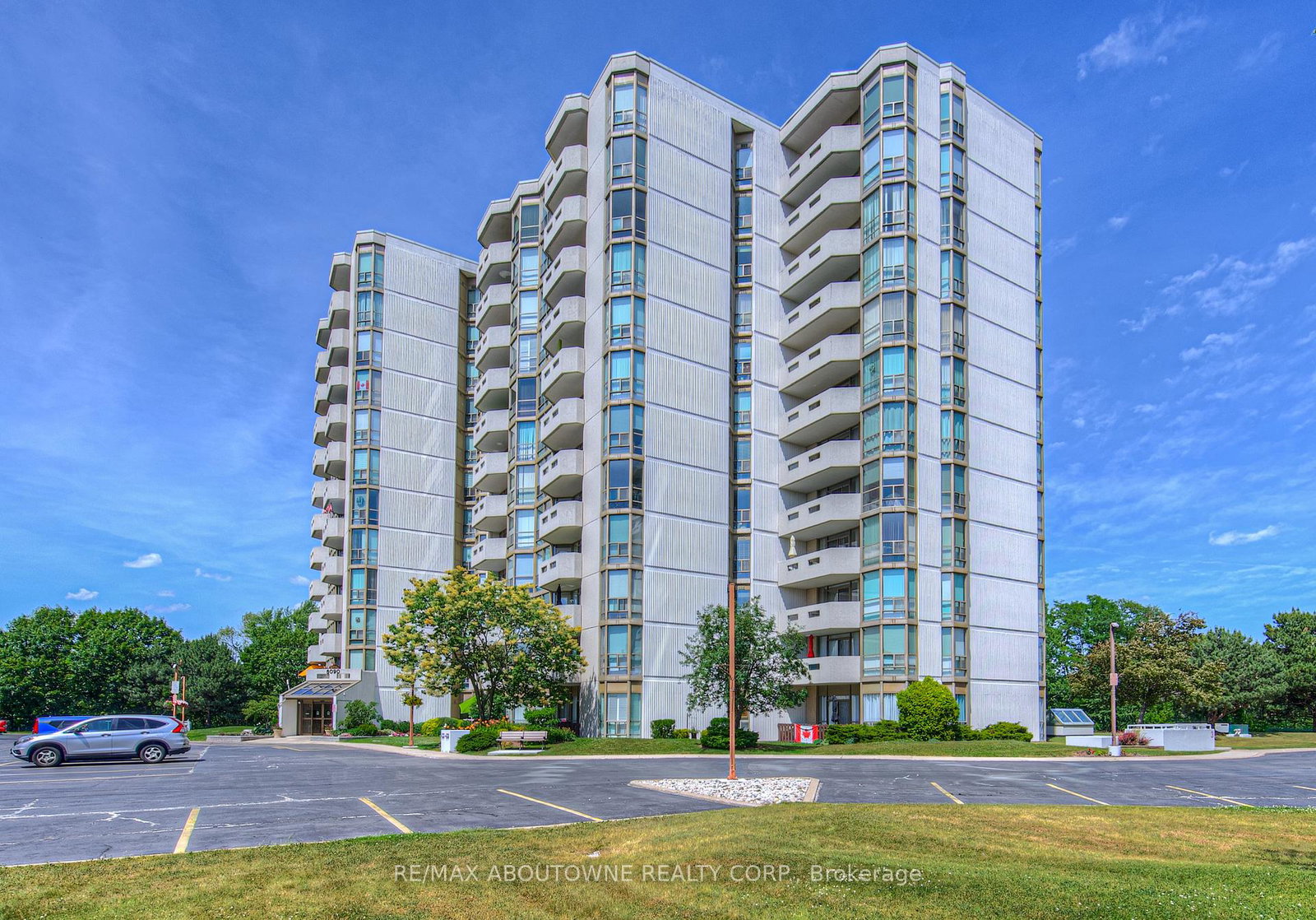 5090-pinedale-avenue-burlington-ontario-w12247586