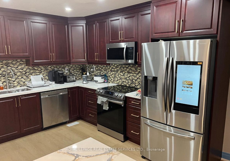 86browns-line-etobicoke-ontario-w12259896