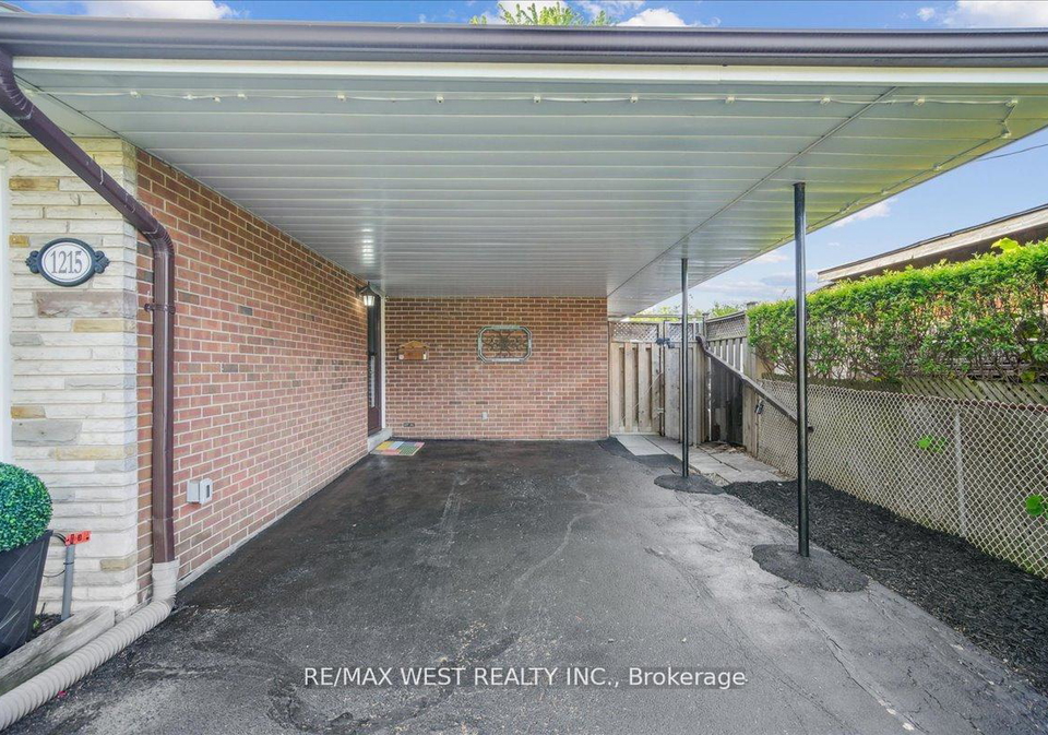 1215-gripsholm-road-mississauga-ontario-w12267404