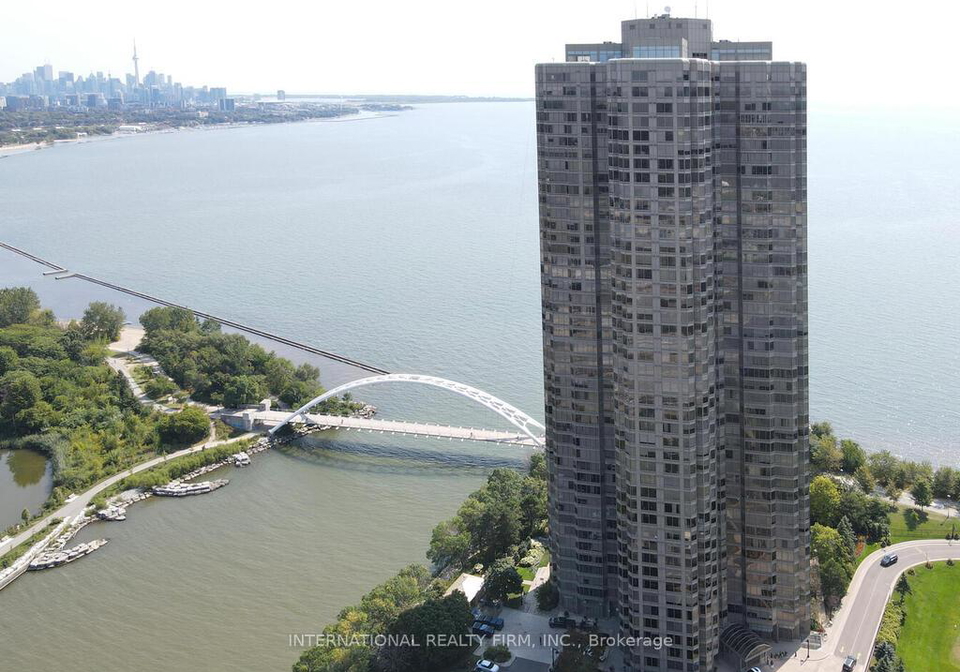 1-palace-pier-court-etobicoke-ontario-w12282005