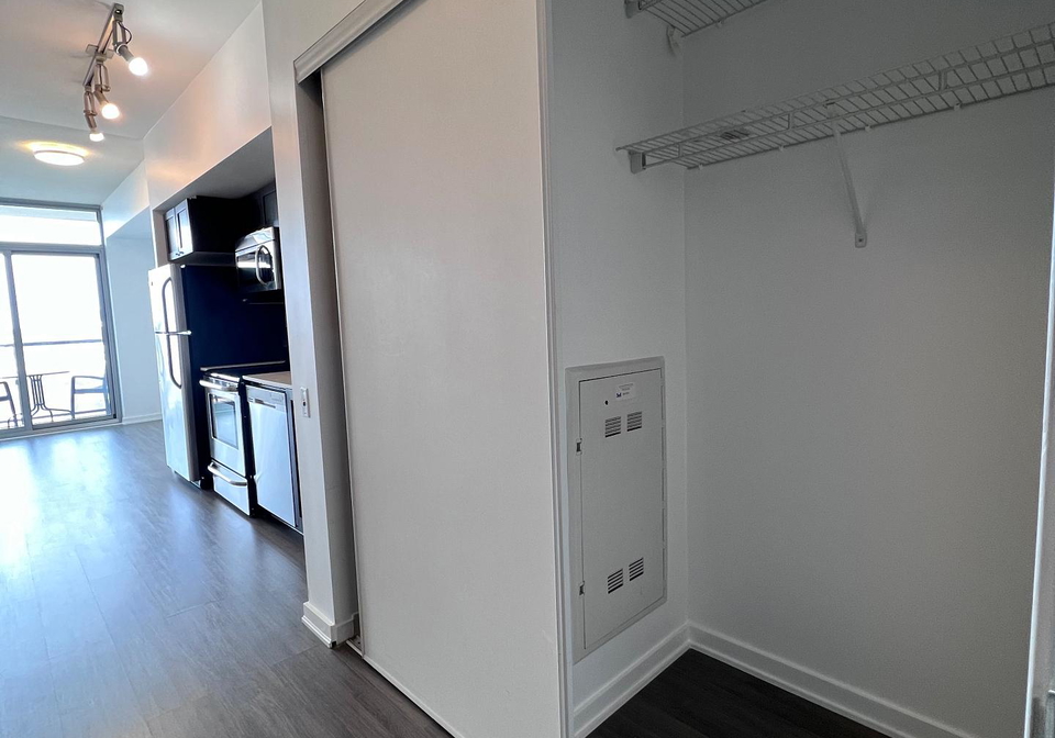 105-the-queensway-na-toronto-ontario-w12284795