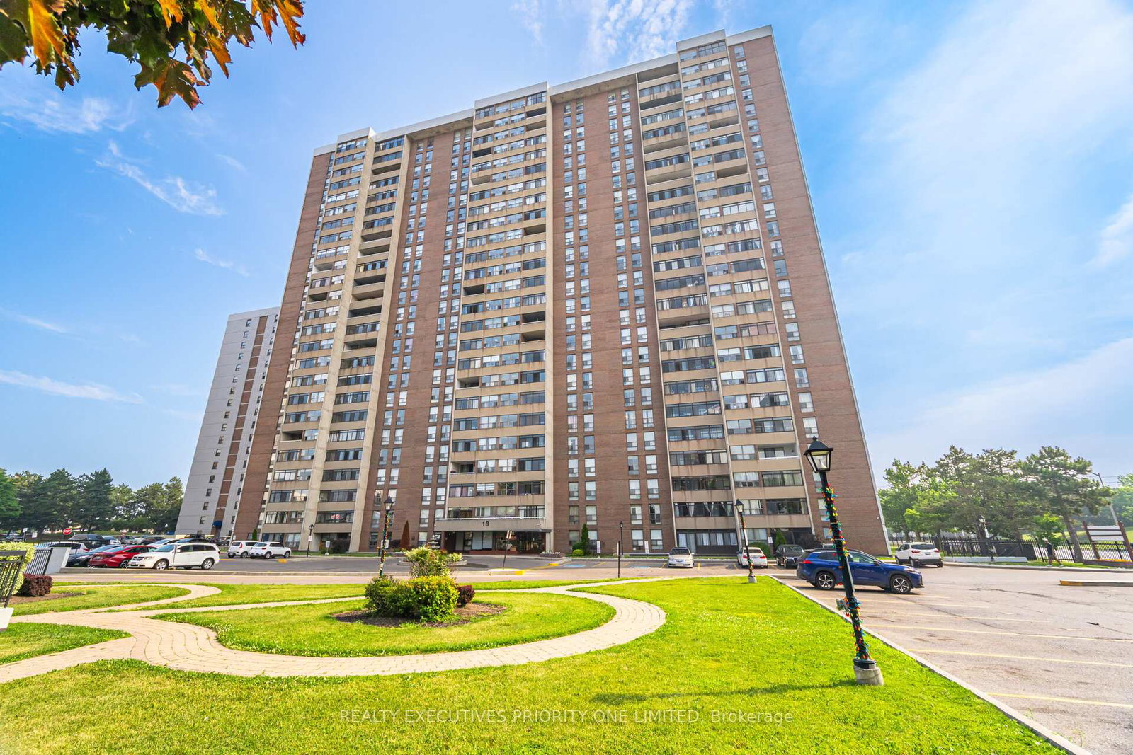18-knightsbridge-road-brampton-ontario-w12290164