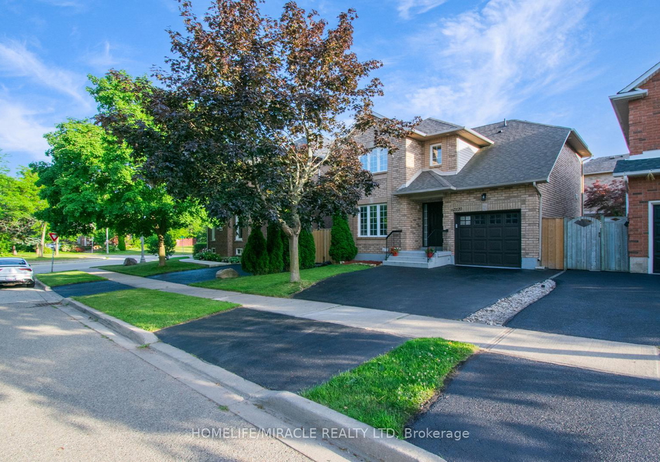 2120-shorncliffe-boulevard-oakville-ontario-w12297874