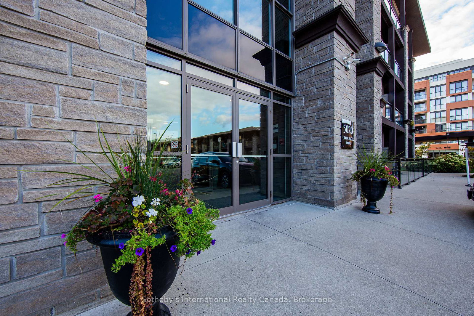 5020-corporate-drive-burlington-ontario-w12303346
