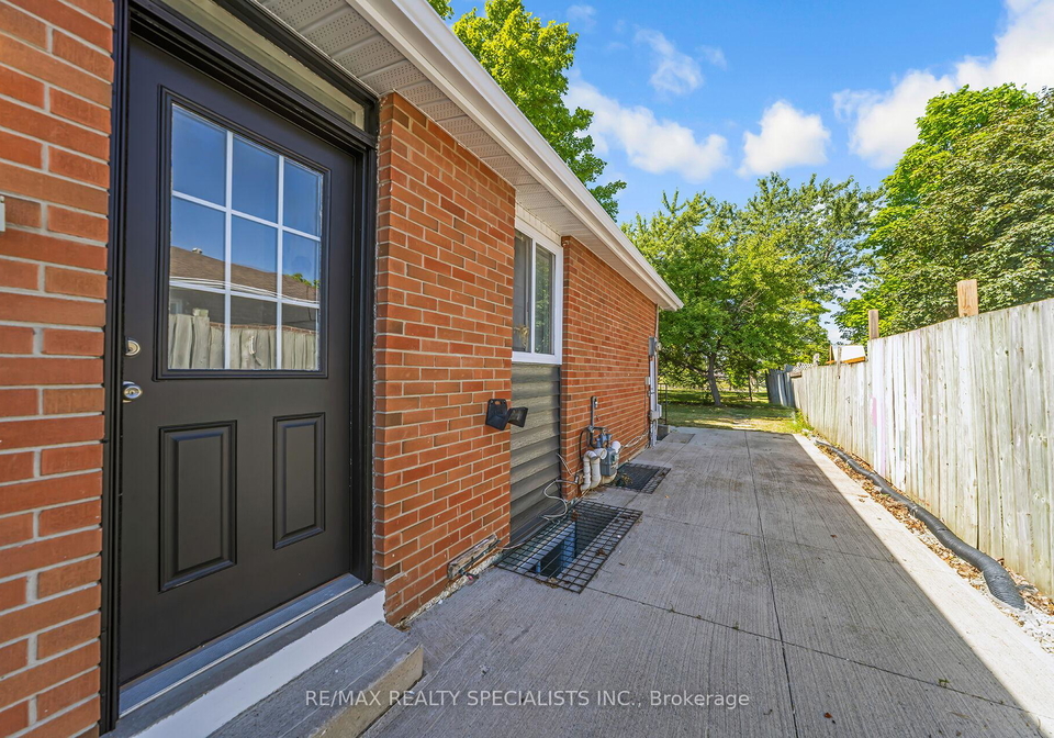 16-drake-boulevard-brampton-ontario-w12305334
