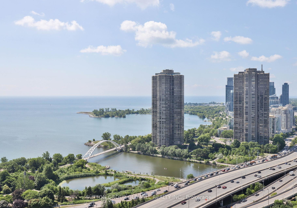 105-the-queensway-na-toronto-ontario-w12311799