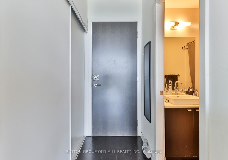 105-the-queensway-na-toronto-ontario-w12311799