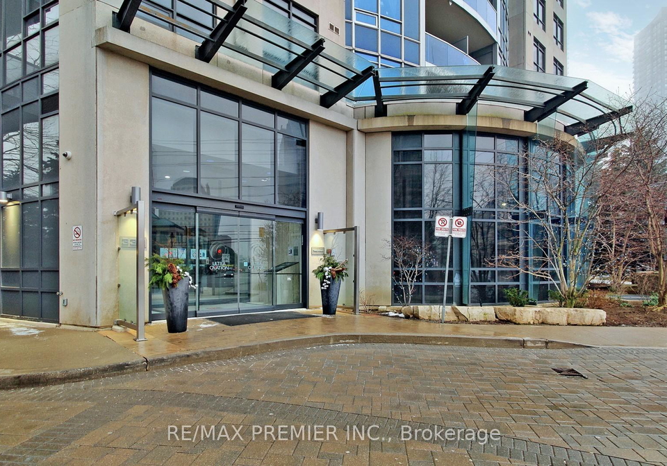 330-burnhamthorpe-road-w-w-mississauga-ontario-w12317930