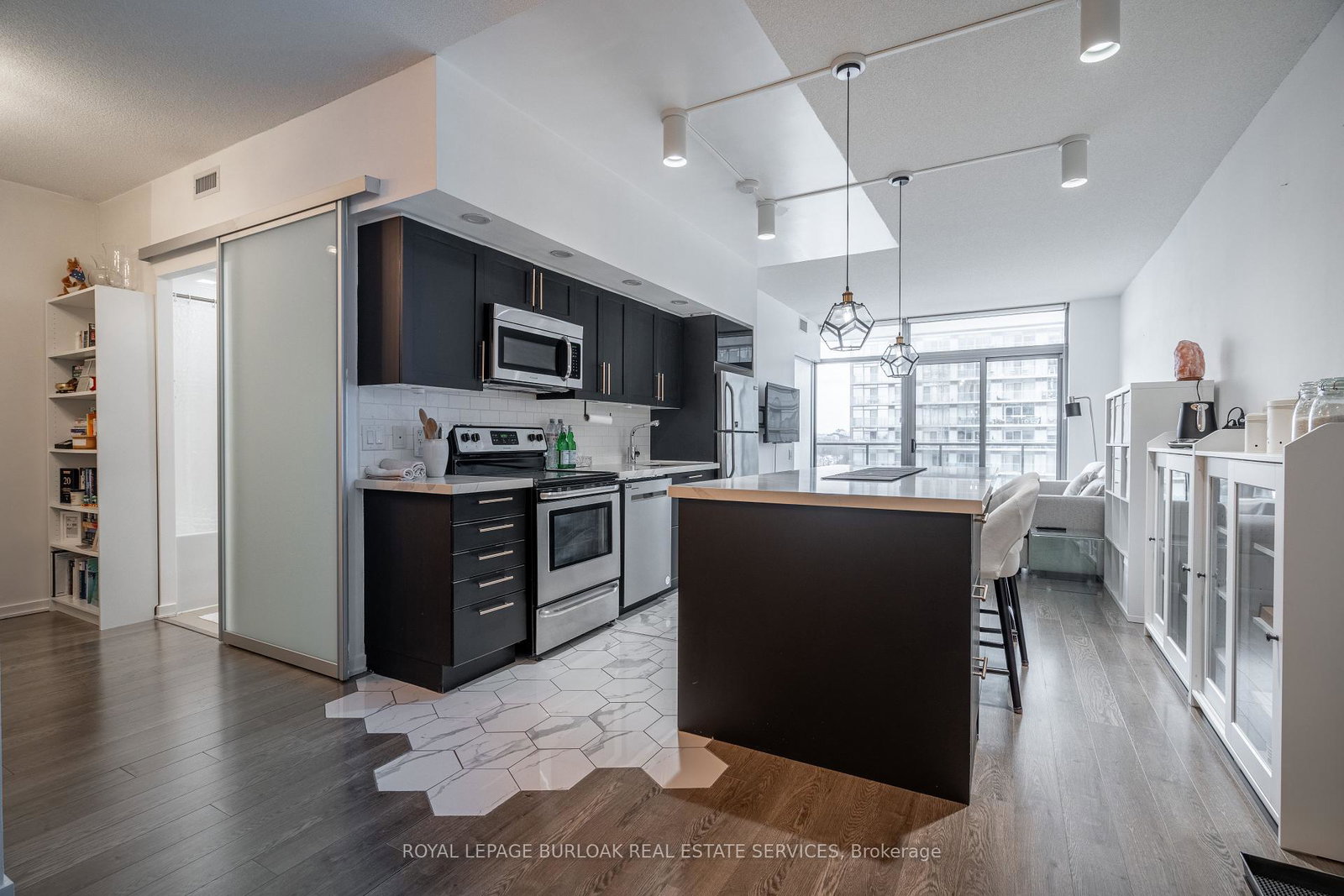 105-the-queensway-na-toronto-ontario-w12320368