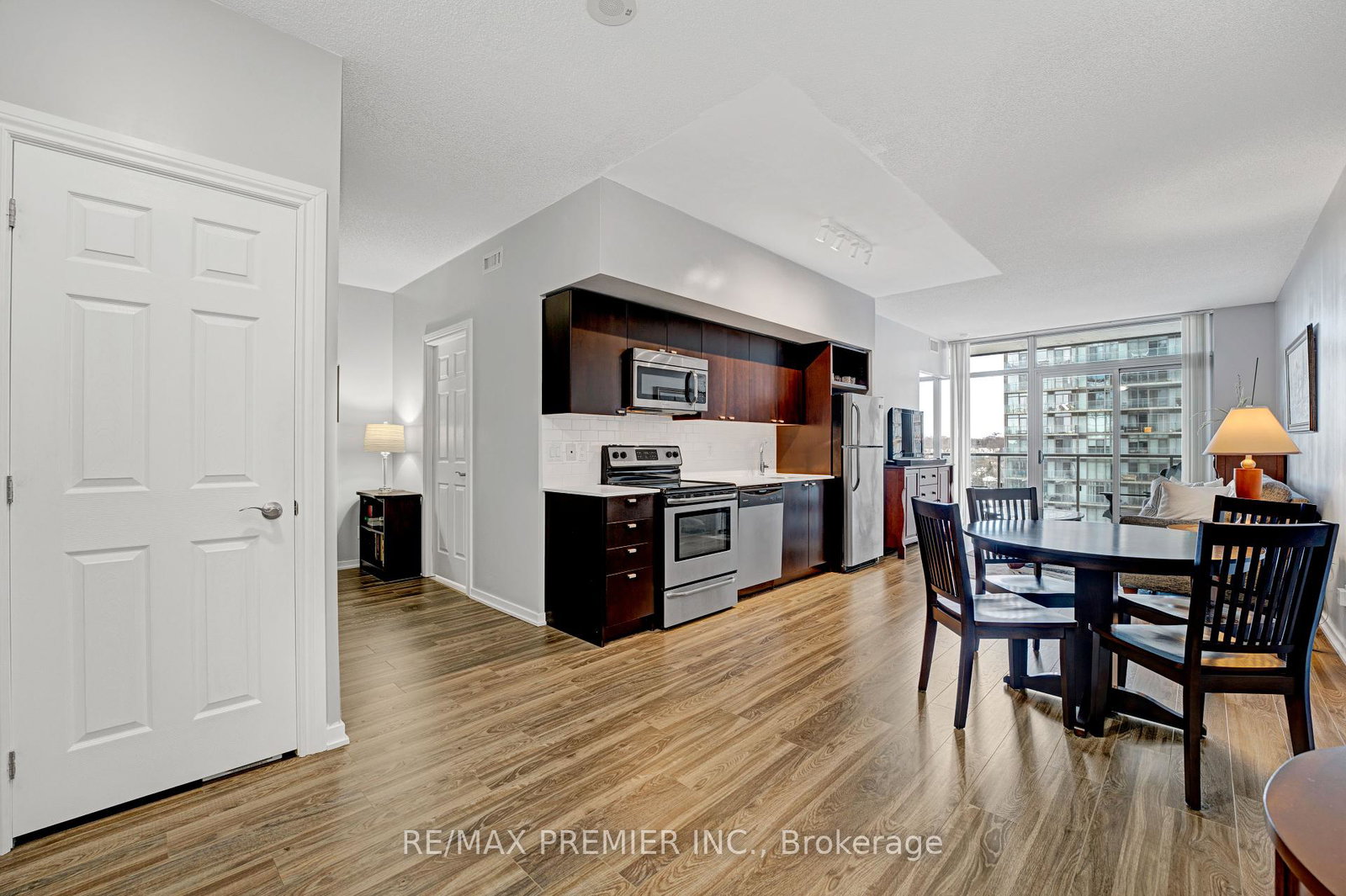 105-the-queensway-na-toronto-ontario-w12322267