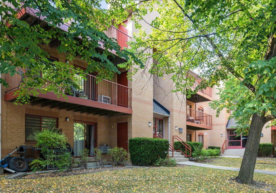 1500-pilgrims-way-oakville-ontario-w12346200