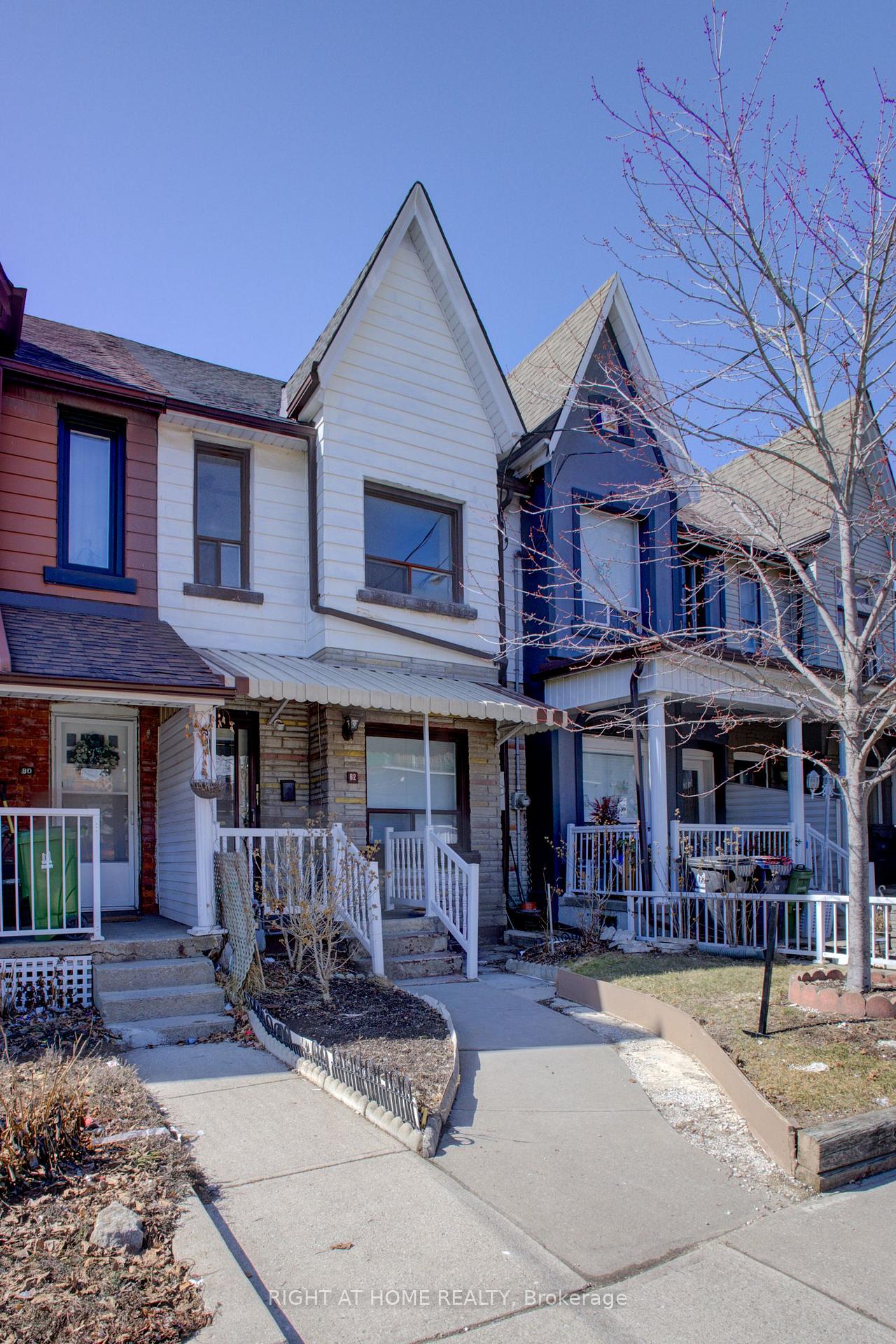82-e-uxbridge-avenue-e-toronto-ontario-w12347814