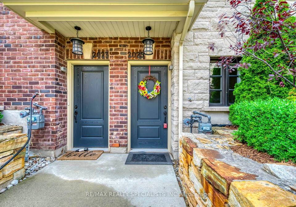 2025-queensborough-gate-mississauga-ontario-w12350747