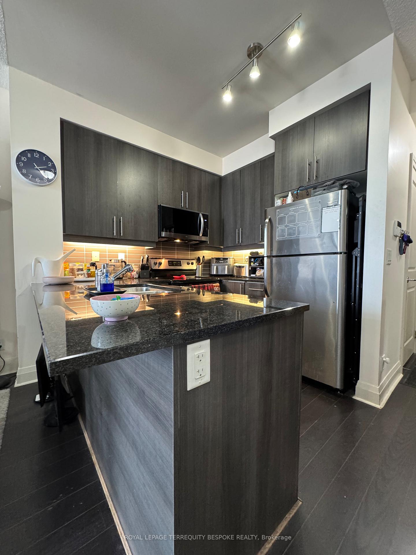 1185-the-queensway-avenue-etobicoke-ontario-w12351915