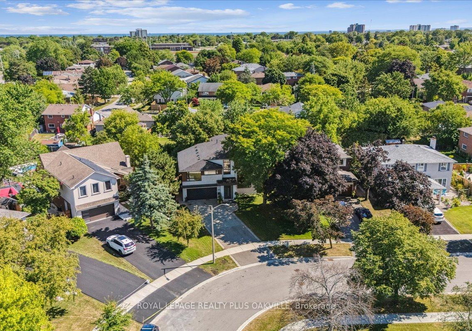 3571-swirlingleaves-crescent-mississauga-ontario-w12352793