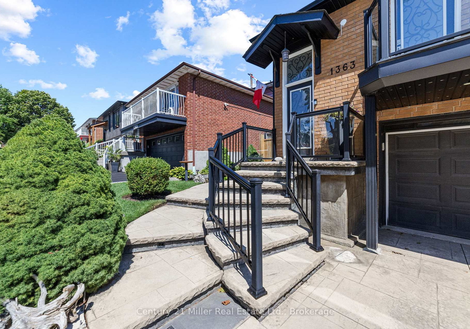 1363-harmsworth-square-oakville-ontario-w12362599