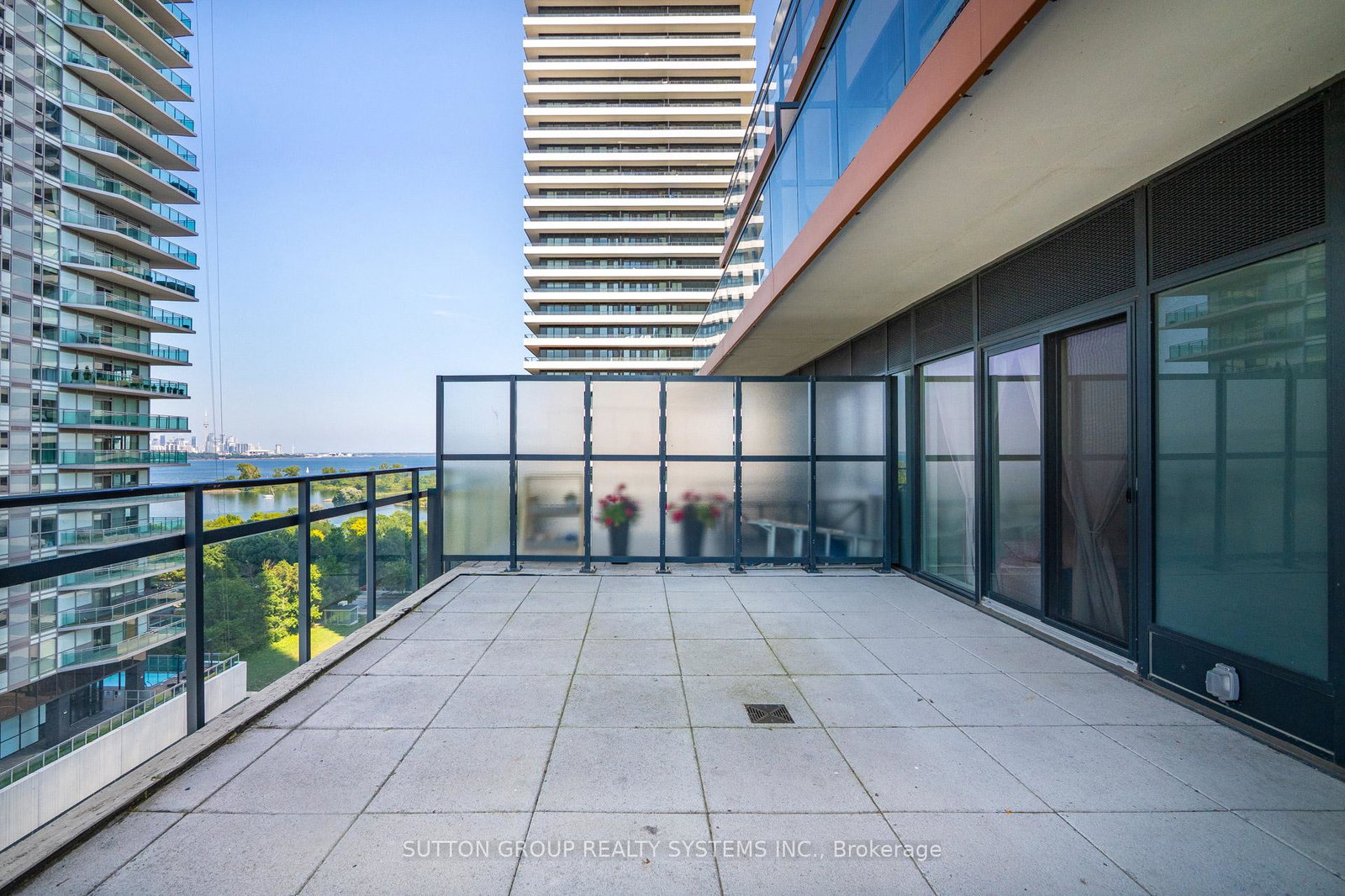30-shore-breeze-drive-etobicoke-ontario-w12387391