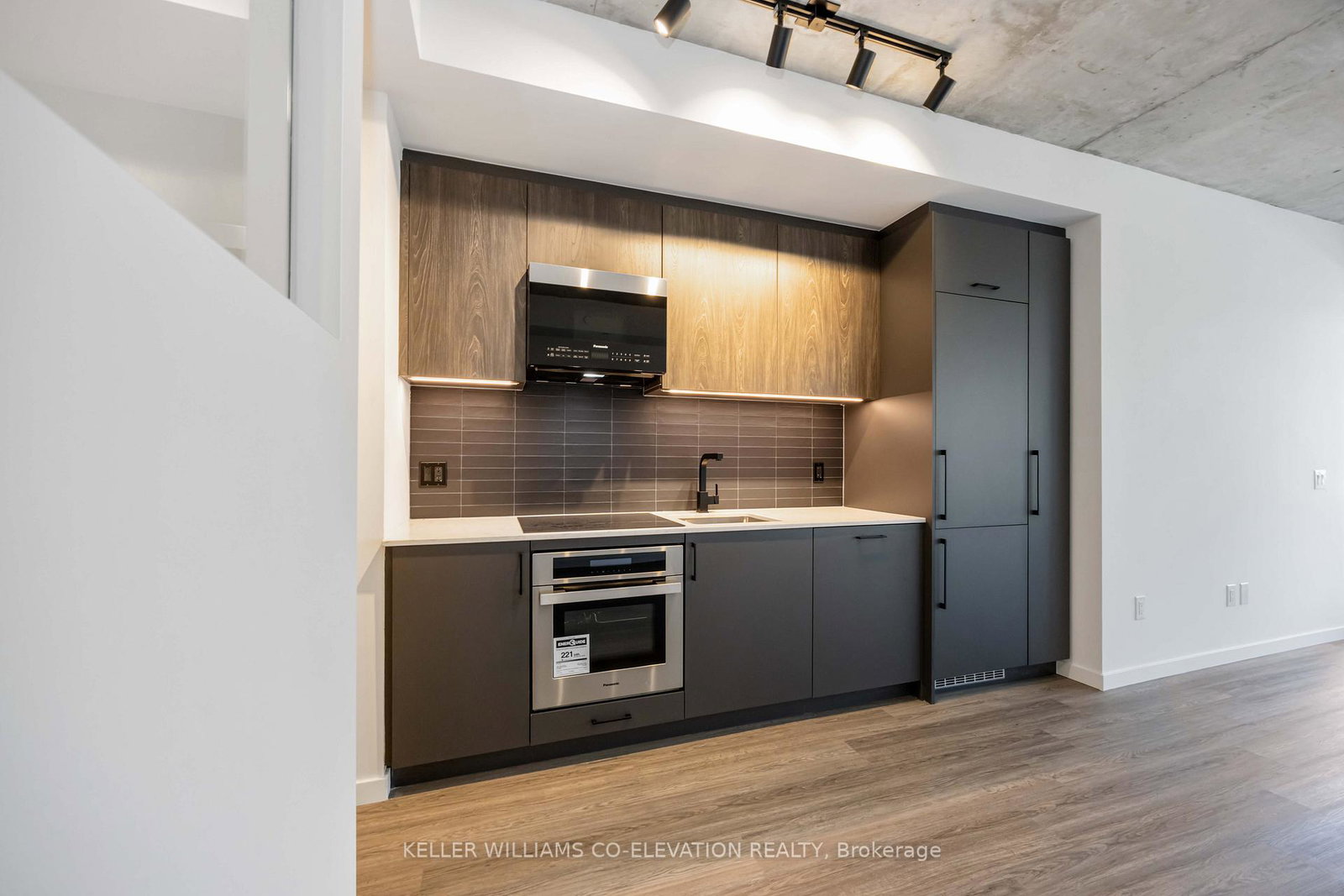689-the-queensway-street-etobicoke-ontario-w12388951