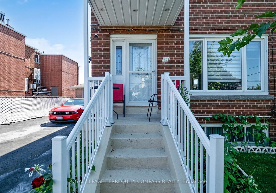 11-arrowsmith-avenue-north-york-ontario-w12390951