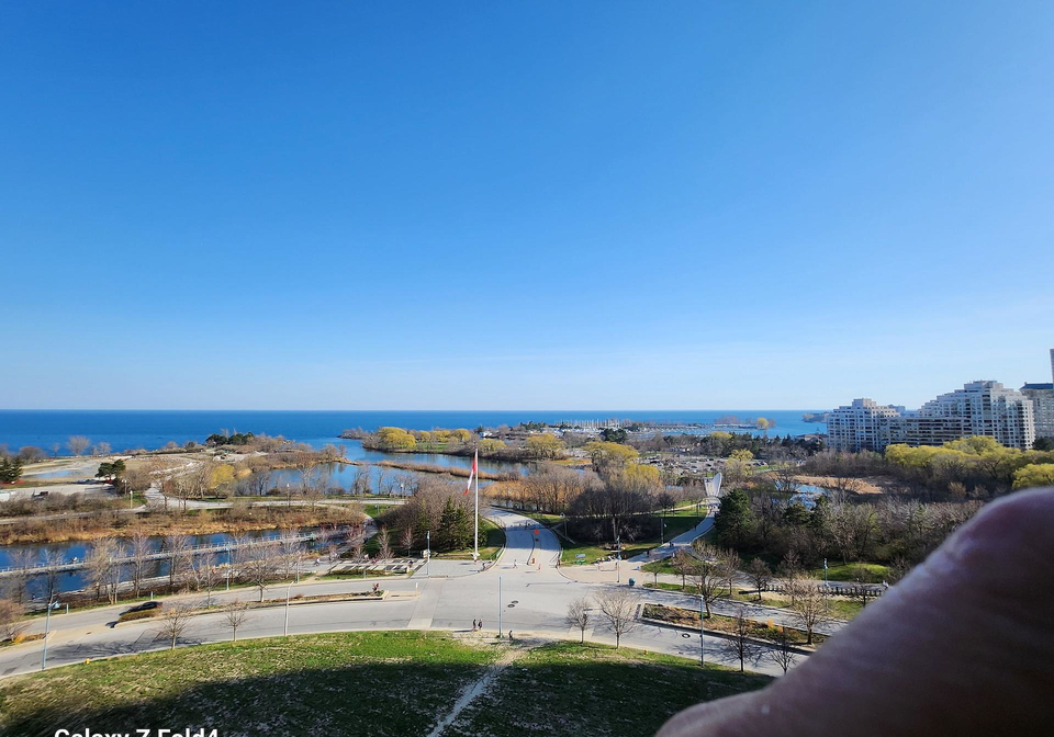 30-shore-breeze-drive-etobicoke-ontario-w12395173