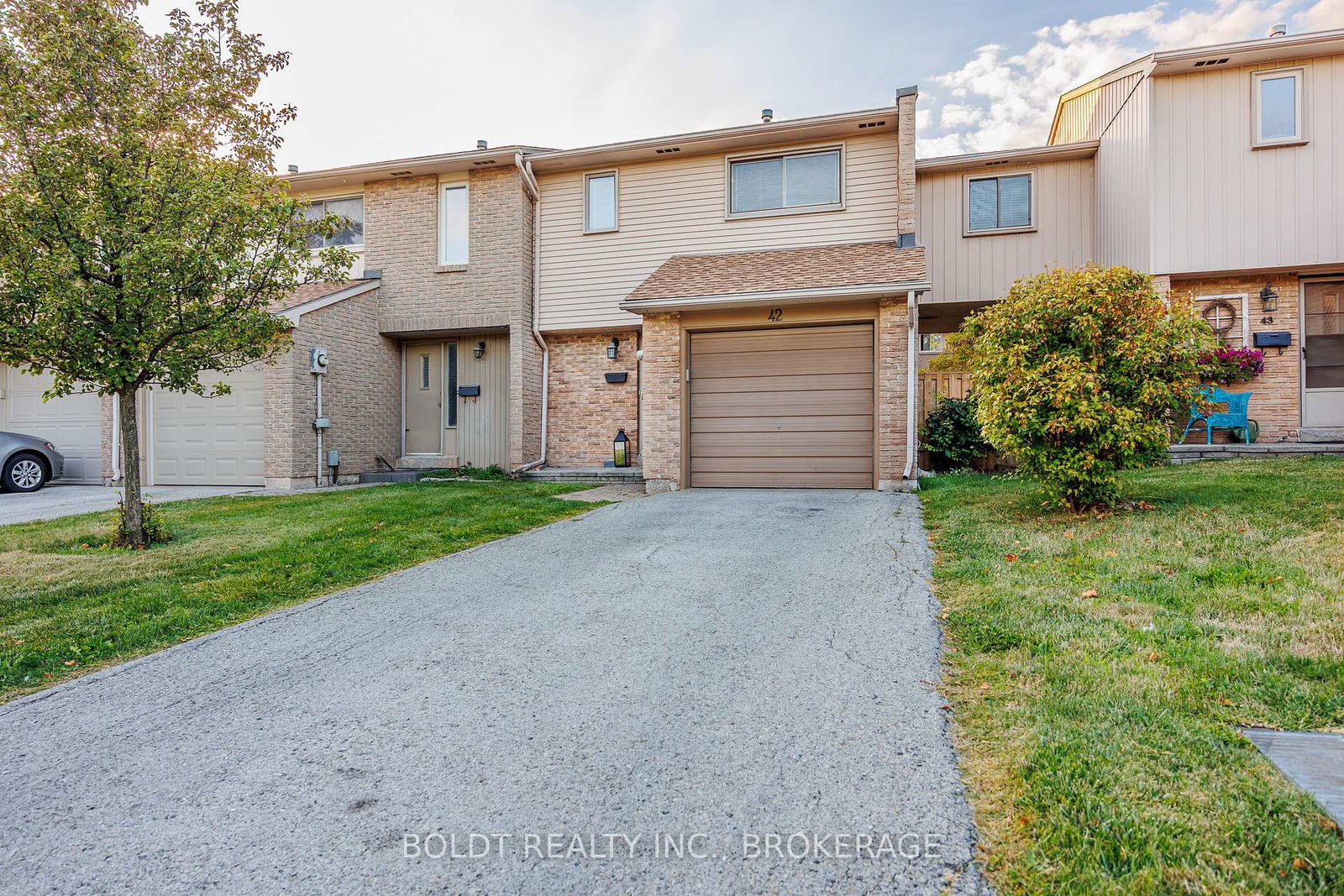 1532-lancaster-drive-oakville-ontario-w12403282