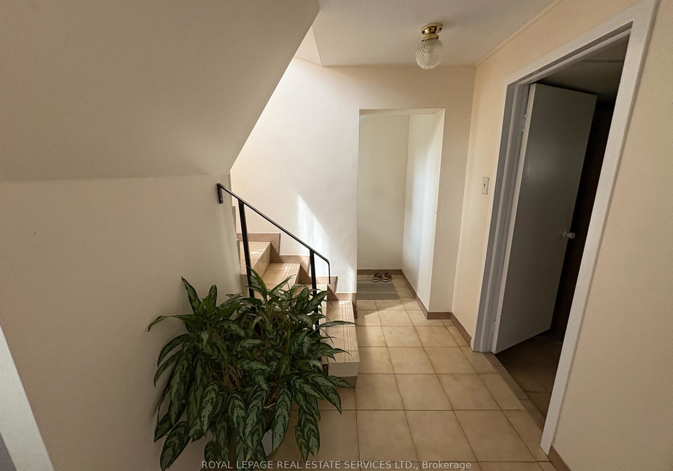 581-mc-roberts-avenue-toronto-ontario-w12404953