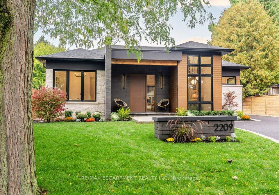 2209-courtland-drive-burlington-ontario-w12426624