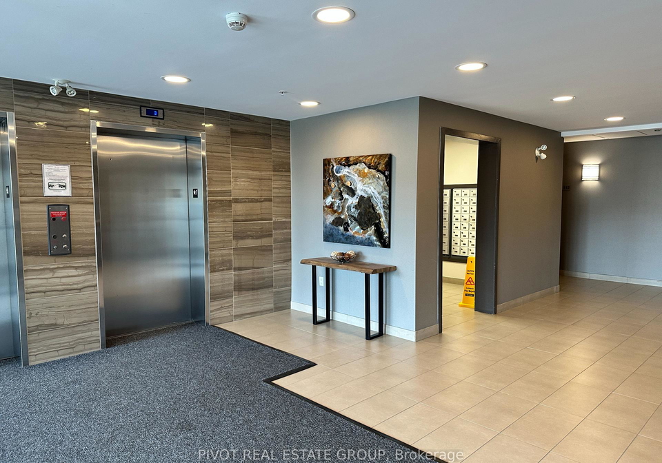 5020-corporate-drive-burlington-ontario-w12429727