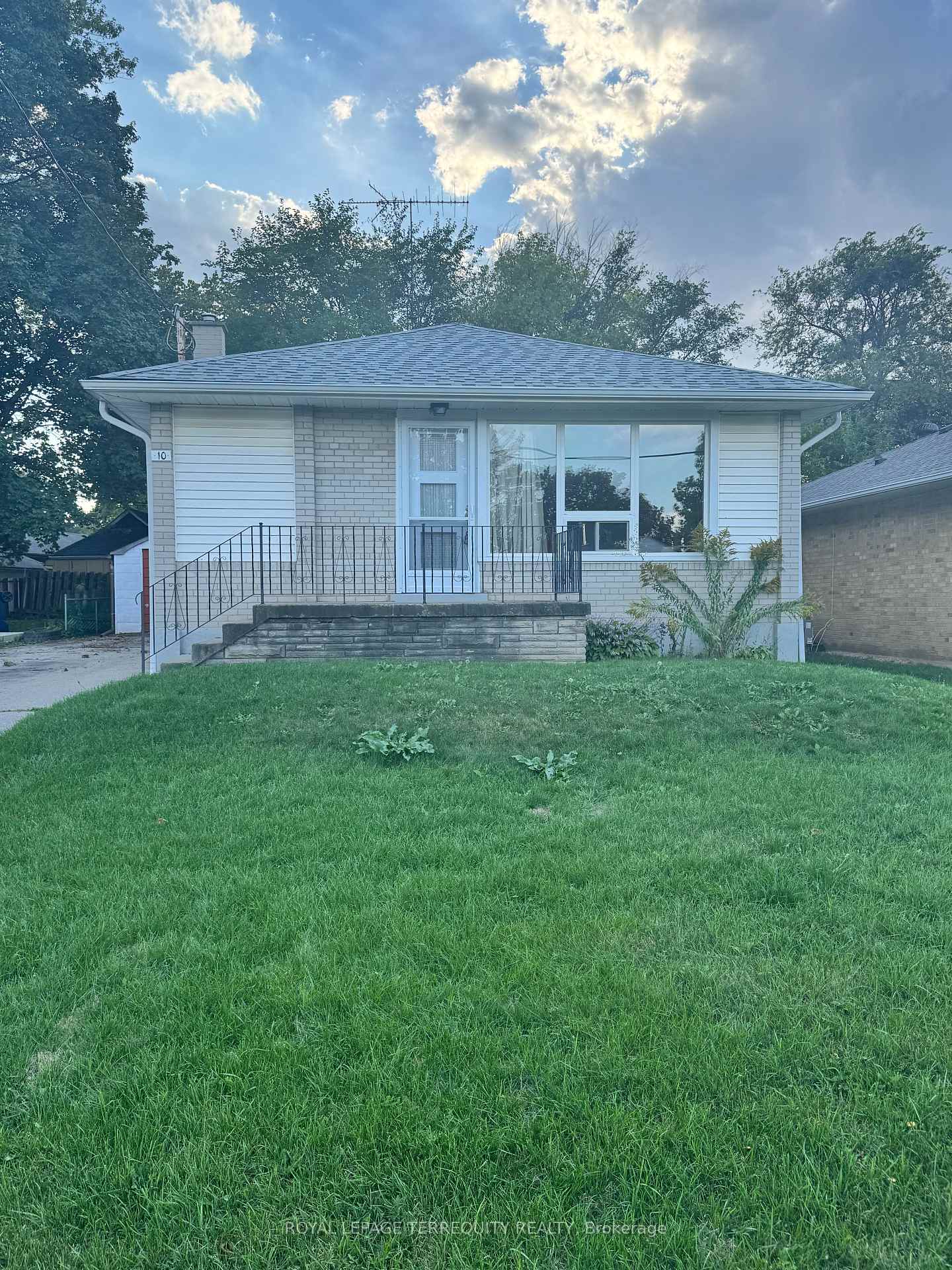10-restever-gate-etobicoke-ontario-w12433132