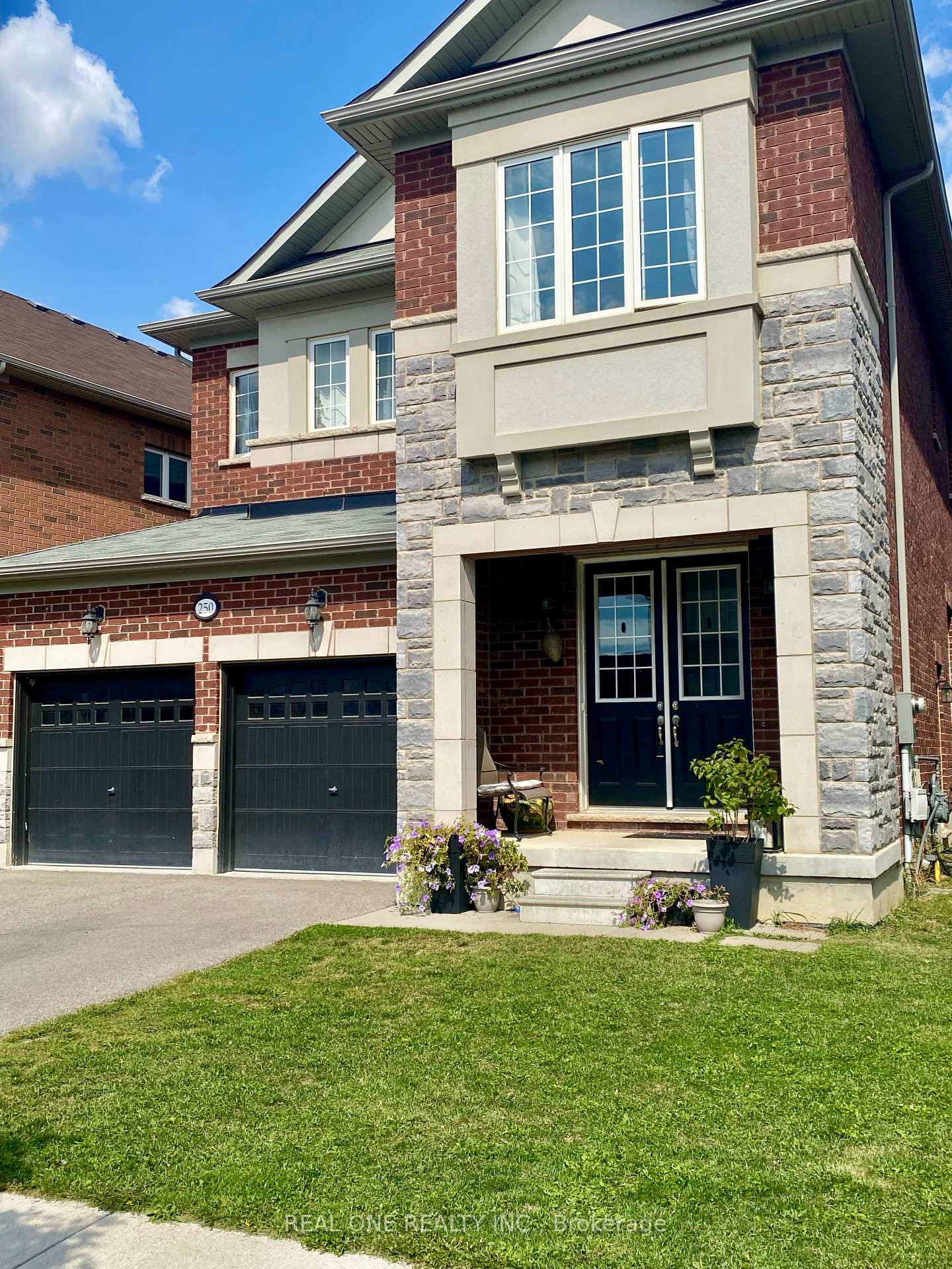 250-niagara-trail-halton-hills-ontario-w12435772