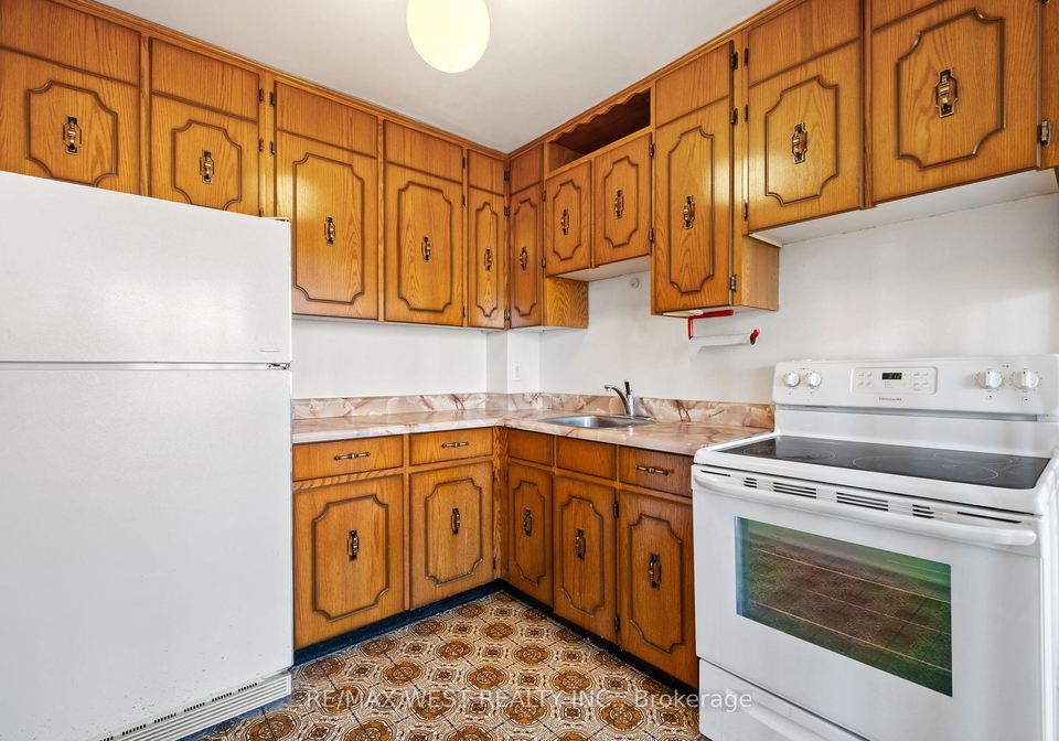 8-kinsdale-boulevard-etobicoke-ontario-w12438578