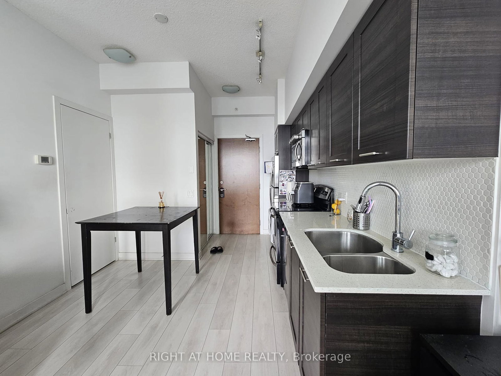 2212-lakeshore-boulevard-w-etobicoke-ontario-w12461817