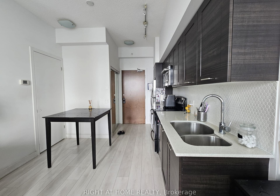 2212-lakeshore-boulevard-w-etobicoke-ontario-w12461817