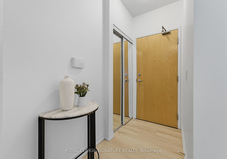 220-burnhamthorpe-road-w-mississauga-ontario-w12462553