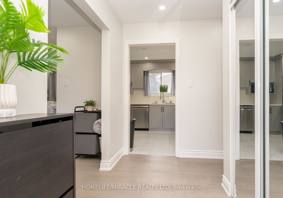 5-finsbury-drive-main-brampton-ontario-w12470716