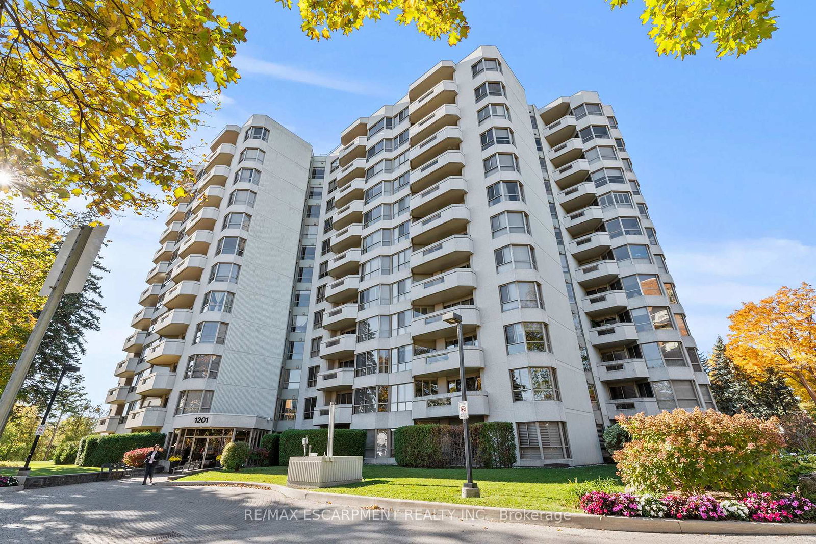 1201-north-shore-boulevard-e-burlington-ontario-w12487729